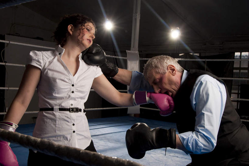 西方人,两个人,拳击手,横图,室内,夜晚,正面,竞争,拳击,欧洲,欧洲人,对抗,阴影,冲突,光线,影子,灯光,竞技场,对立,矛盾,拳击场,敌对,挫败,斗争,抗拒,抗衡,男人,男性,年轻男性,年轻女性,女人,女性,白种人,拳击家,拳击运动员,半身,彩图