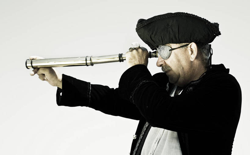 西方人,一个人,站,举,横图,室内,白天,白色背景,侧面,仪器,科技,帽子,欧洲,欧洲人,仅一个男性,仅一个人,眺望,握,阴影,服装,检查,研究,反射,分析,科学,望远镜,影子,演奏,一个,衣服,观察,托,站着,仅一个老年男性,清晰,探索,握着,海盗,摄影,服饰,影棚,放大,单个,观看,仔细,科研,科学技术,瞭望,聚焦,衣着,穿着,关注,远视镜,瞭望镜,光学,清楚,一顶,衣饰,老年男性,男人,男性,白种人,举起,举手,举着,向上举,向上伸,向上托,站立,半身,彩图,影棚拍摄,拍摄,光学仪器,千里镜,海盗帽