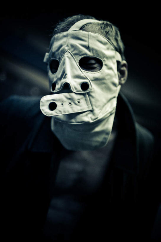 西方人,一个人,站,竖图,室内,白天,正面,欧洲,欧洲人,仅一个男性,仅一个人,阴影,服装,反射,面具,影子,休闲装,仅一个年轻男性,衣服,站着,休闲,休闲服,服饰,暴力,恐怖,可怕,可骇,神经病,恐惧,男人,男性,年轻男性,白种人,站立,半身,彩图