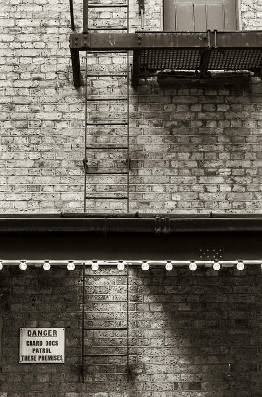 无人,竖图,室外,白天,正面,楼梯,门,金属制品,英国,欧洲,阴影,反射,金属,英文,标志,文字,影子,字符,字母,墙,警告,标识,英格兰,墙壁,墙面,门框,英文字母,西欧,大不列颠,大不列颠及北爱尔兰联合王国,大不列颠联合王国,日不落英帝国,英吉利,告诫,忠告,彩图