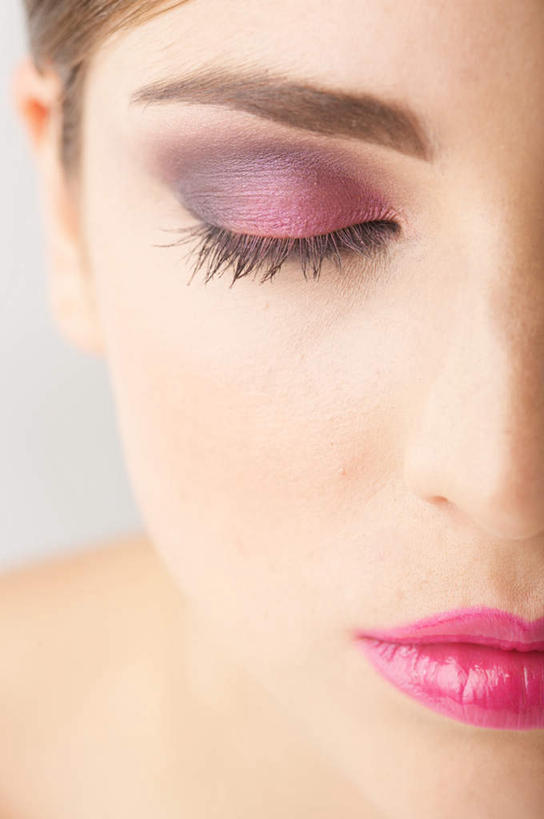 西方人,一个人,闭眼,竖图,室内,特写,白天,正面,欧洲,欧洲人,仅一个年轻女性,仅一个女性,仅一个人,阴影,反射,影子,彩妆,唇彩,眼影,年轻女性,女人,女性,白种人,闭眼睛,闭着眼,闭着眼睛,半身,彩图