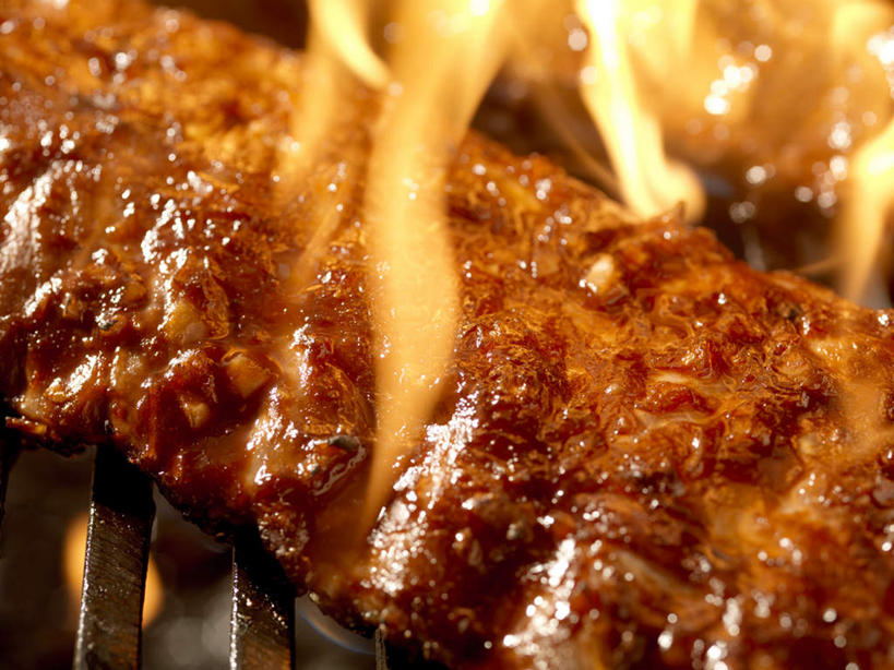 无人,横图,室外,特写,白天,正面,烧烤,热情,火,阴影,反射,火焰,影子,肉,美味,烤架,烤肉,燃烧,猪肉,美食,肉类,铁架,肉食,豚肉,甘旨,厚味,鲜味,彩图