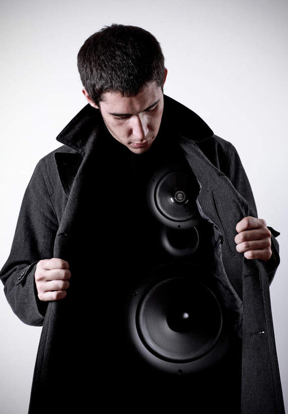 西方人,手,一个人,站,竖图,室外,白天,正面,陶醉,快乐,神秘,摆设,欧洲,欧洲人,仅一个男性,仅一个人,握,阴影,服装,反射,影子,音箱,音乐,拿,风衣,音乐播放器,拿着,注视,设备,仅一个年轻男性,衣服,黑色,低头,观察,看,站着,享受,手部,握着,服饰,观看,严肃,察看,衣着,庄重,穿着,关注,装备,含蓄,沉静,衣饰,中间色,设置,男人,男性,年轻男性,白种人,站立,半身,彩图,播放器,沉醉