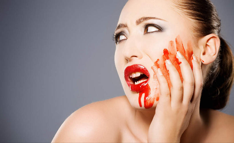 东方人,一个人,坐,摸,横图,室内,特写,白天,正面,亚洲,仅一个年轻女性,仅一个女性,仅一个人,撑,抚摸,灰色背景,血,托腮,注视,黄种人,裸露,红色,观察,看,托,疼痛,摄影,影棚,赤裸,观看,悲伤,察看,恐怖,关注,惧怕,托下巴,痛苦,裸,疾苦,苦楚,惊骇,恐惊,恐惧,年轻女性,女人,女性,亚洲人,触摸,接触,坐着,半身,彩图,影棚拍摄,拍摄