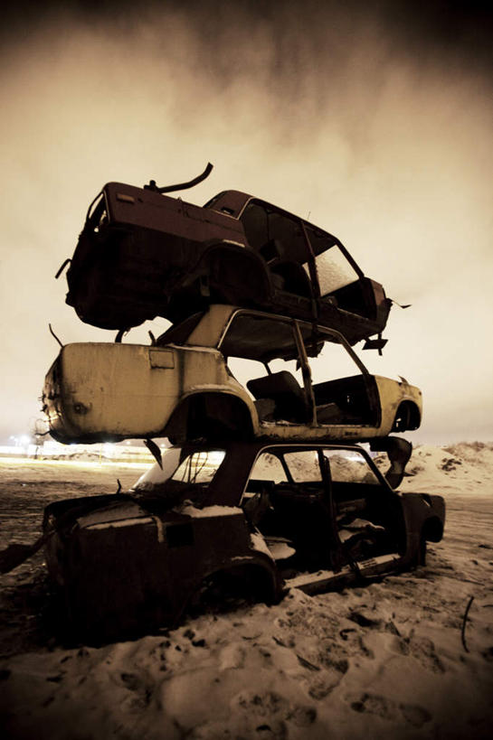 无人,竖图,室外,白天,正面,日落,沙漠,山,山脉,汽车,欧洲,爱沙尼亚,一堆,废弃,堆叠,堆积,山峰,晚霞,霞光,落日,垃圾,山峦,首都,车,蓝色,蓝天,天空,黄昏,交通工具,轿车,群山,天,彩霞,肮脏,晴朗,堆,垃圾场,载具,丢弃,东欧,邋遢,收集,万里无云,爱沙尼亚共和国,塔林,龌龊,污秽,夕照,大漠,砂漠,晴空,晴空万里,夕阳,彩图,斜阳