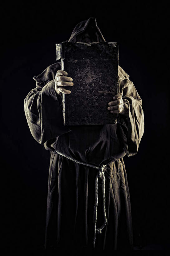 西方人,一个人,牧师,传教士,站,竖图,室内,白天,正面,欧洲,欧洲人,仅一个男性,仅一个人,握,黑色背景,圣经,拿,拿着,注视,观察,看,站着,仅一个老年男性,握着,摄影,宗教,影棚,观看,察看,基督,基督教,关注,天主教,耶稣,斗篷,救世主,基利斯督,弥赛亚,默西亚,大氅,老年男性,男人,男性,白种人,传道者,祭司,教士,神甫,神父,站立,半身,彩图,影棚拍摄,拍摄