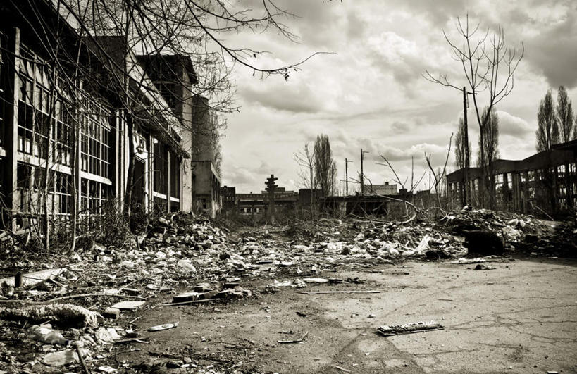 无人,家,横图,室外,白天,正面,礁石,石头,植物,一堆,堆叠,堆积,石子,房屋,屋子,云,云朵,云彩,破坏,楼房,破损,废墟,住宅,树,树木,蓝色,绿色,白云,蓝天,天空,自然,天,生长,晴朗,成长,堆,粉碎,损坏,毁坏,地震,地动,礁,石块,岩石,晴空,彩图,房子