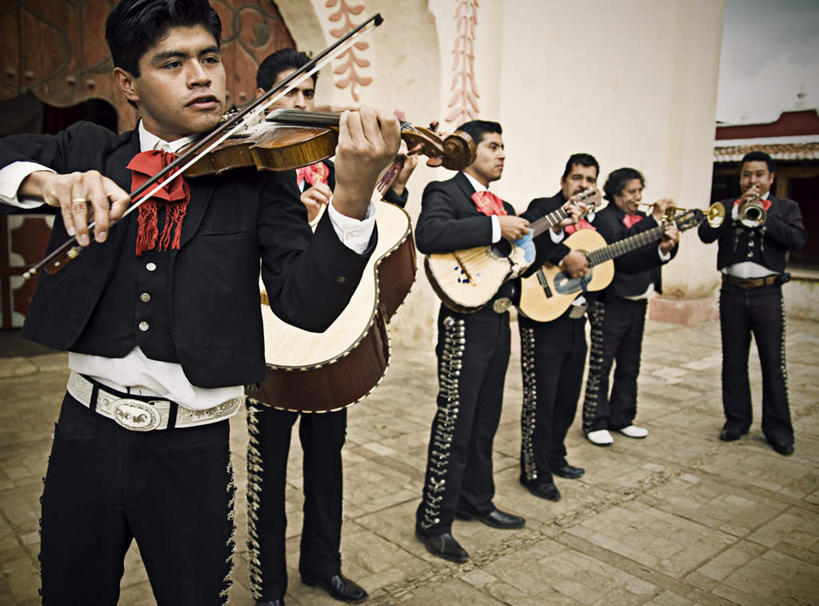 西方人,站,举,横图,室外,白天,正面,欧洲,欧洲人,握,阴影,光线,影子,墙,灯光,吉他,乐器,弦乐器,小提琴,地面,许多人,吹奏,弹奏,拿,拿着,注视,喇叭,墙壁,墙面,两个,观察,看,托,站着,一群人,握着,观看,察看,关注,弹拨弦鸣乐器,弓拉弦乐器,弓拉弦鸣乐器,演出服,男人,男性,年轻男性,白种人,举起,举手,举着,向上举,向上伸,向上托,站立,半身,彩图,弹拨弦乐器