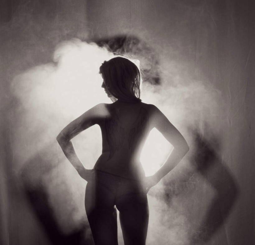 西方人,裸体,一个人,站,横图,室内,白天,性感,欧洲,欧洲人,仅一个年轻女性,仅一个女性,仅一个人,阴影,服装,光线,影子,烟雾,灯光,背光,休闲装,手叉腰,背面,衣服,叉腰,站着,休闲,休闲服,服饰,双手叉腰,逆光,赤身,年轻女性,女人,女性,白种人,站立,半身,彩图