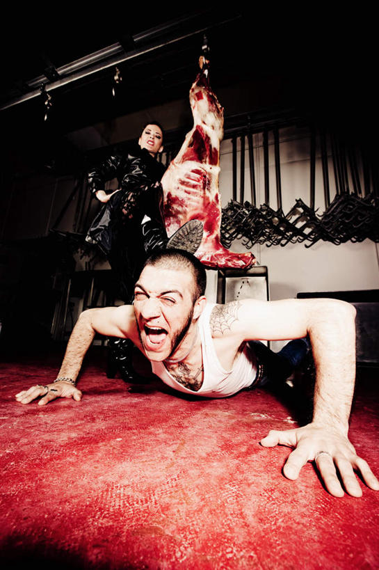 西方人,骨骼,两个人,站,哭,竖图,室内,白天,正面,爱情,欧洲,欧洲人,阴影,服装,光线,影子,灯光,骨头,浪漫,休闲装,衣服,趴着,站着,张嘴,休闲,温暖,温馨,休闲服,恩爱,恋人,服饰,捆绑,害怕,惊恐,骨架,和睦,血迹,虐待,张大嘴巴,男人,男性,年轻男性,年轻女性,女人,女性,白种人,情侣,张开嘴,趴,站立,彩图,全身,哭泣,哭啼,伴侣,融洽