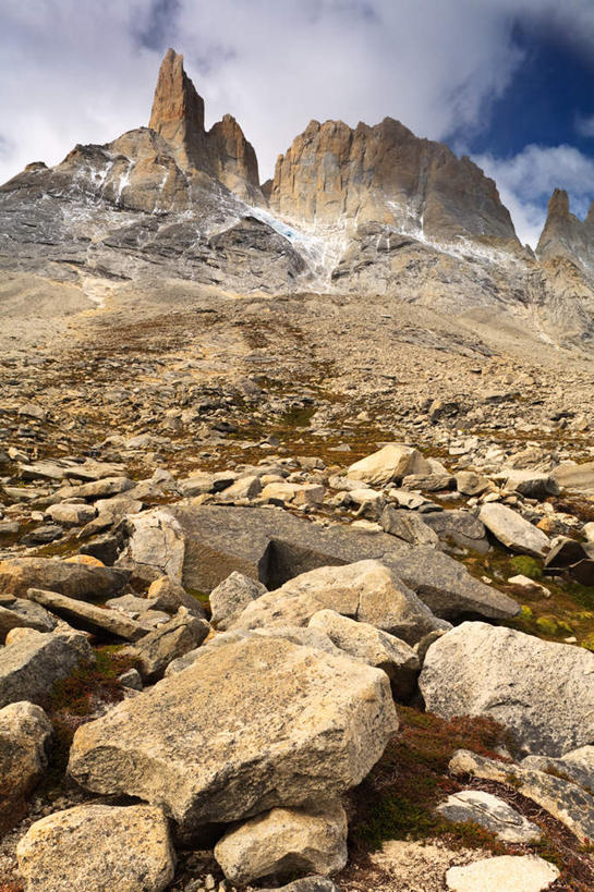 无人,公园,竖图,室外,白天,仰视,旅游,度假,石头,美景,山,山脉,阴影,光线,石子,影子,景观,山峰,云,云朵,山峦,云彩,娱乐,蓝色,白云,蓝天,天空,阳光,自然,群山,天,享受,休闲,景色,南美,放松,晴朗,南美洲,国家公园,拉丁美洲,自然风光,美洲,亚美利加洲,南亚美利加洲,巴塔哥尼亚高原,巴塔哥尼亚,百内国家公园,石块,岩石,晴空,彩图,低角度拍摄