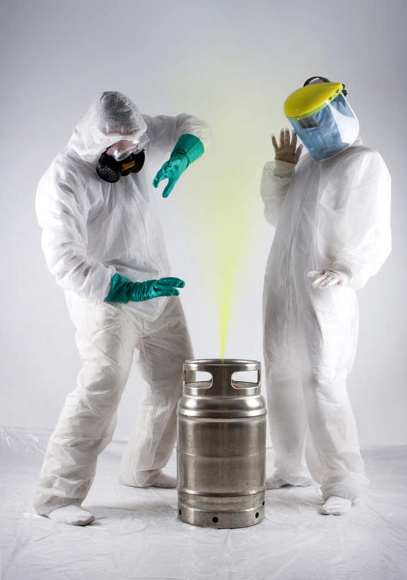 西方人,两个人,站,举,竖图,室内,白天,正面,安全,帽子,欧洲,欧洲人,灰色背景,头盔,眼镜,防护,注视,绿色,白色,安全帽,手套,观察,看,托,站着,摄影,透露,影棚,观看,护目镜,保护,察看,关注,保险,防护服,保全,周全,安稳,安定,防护手套,安全防护眼镜,泄露,平安,男人,男性,年轻男性,年轻女性,女人,女性,白种人,举起,举手,举着,向上举,向上伸,向上托,站立,彩图,全身,影棚拍摄,拍摄,防护眼镜