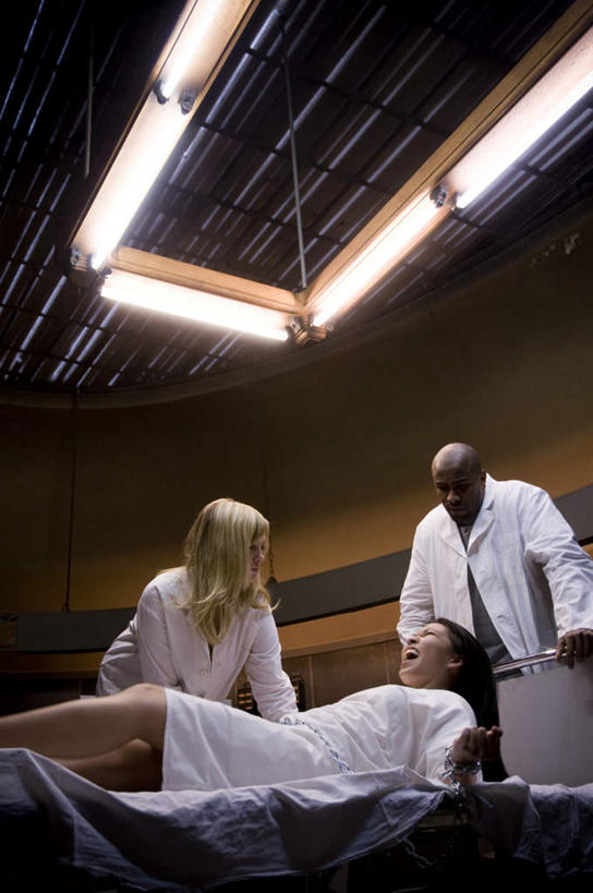 西方人,脸,头,脸颊,三个人,医生,病人,医院,躺,竖图,室内,白天,仰视,工作服,制服,照明,欧洲,非洲,黑人,欧洲人,阴影,服装,光线,影子,灯光,注视,休闲装,顶灯,灯,衣服,灯具,观察,看,张嘴,医护人员,医疗人员,休闲,休闲服,叫,服饰,观看,照亮,察看,照明设备,关注,张大嘴巴,医疗机构,工作制服,精神病,神经病,卧着,男人,男性,年轻男性,年轻女性,女人,女性,非洲人,头部,脸部,脸蛋,面部,大夫,患者,就医者,张开嘴,躺着,卧,半身,彩图,低角度拍摄,工作套服,病院,诊所