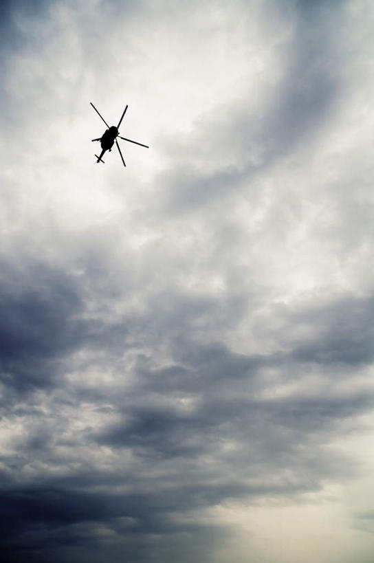 无人,竖图,室外,白天,仰视,旅游,度假,飞机,阴影,光线,影子,云,云朵,云彩,娱乐,航空,蓝色,白云,蓝天,天空,阳光,交通工具,天,享受,休闲,放松,晴朗,直升机,直升飞机,载具,晴空,彩图,低角度拍摄