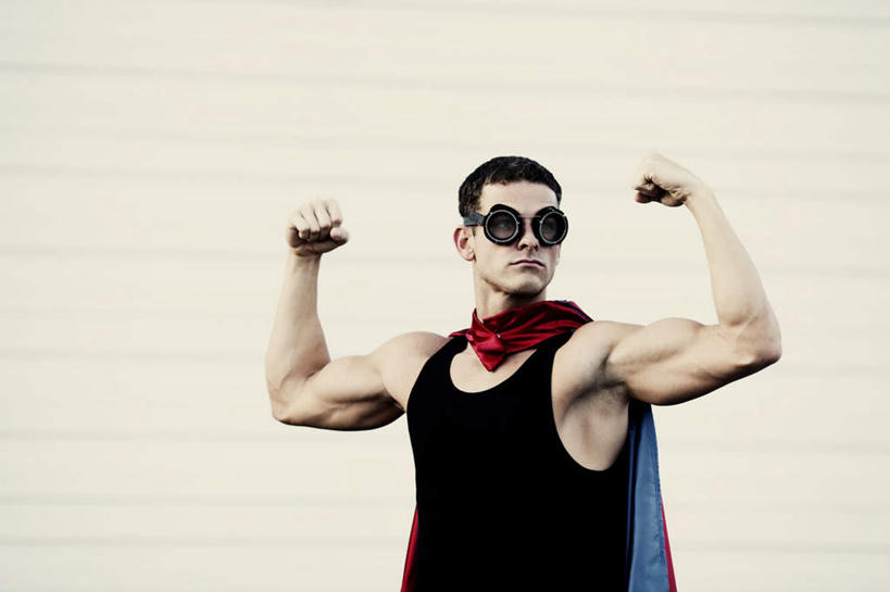 西方人,肌肉,健壮,一个人,站,举,横图,室外,白天,正面,欧洲,欧洲人,仅一个男性,仅一个人,服装,墨镜,眼镜,扭头,注视,休闲装,仅一个年轻男性,衣服,红色,太阳镜,太阳眼镜,观察,看,托,站着,转头,休闲,健康,休闲服,遮阳镜,活力,力量,服饰,观看,青春,察看,强壮,关注,斗篷,大氅,男人,男性,年轻男性,白种人,举起,举手,举着,向上举,向上伸,向上托,站立,半身,彩图