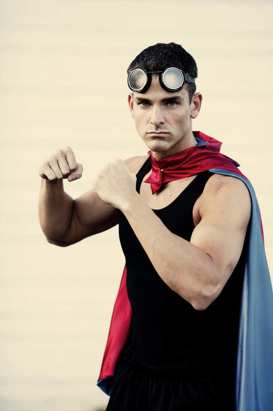 西方人,肌肉,健壮,一个人,站,举,竖图,室外,白天,正面,欧洲,欧洲人,仅一个男性,仅一个人,服装,墨镜,眼镜,扭头,注视,休闲装,仅一个年轻男性,衣服,红色,太阳镜,太阳眼镜,观察,看,托,站着,转头,休闲,健康,休闲服,遮阳镜,活力,力量,服饰,观看,青春,察看,强壮,关注,斗篷,大氅,男人,男性,年轻男性,白种人,举起,举手,举着,向上举,向上伸,向上托,站立,半身,彩图