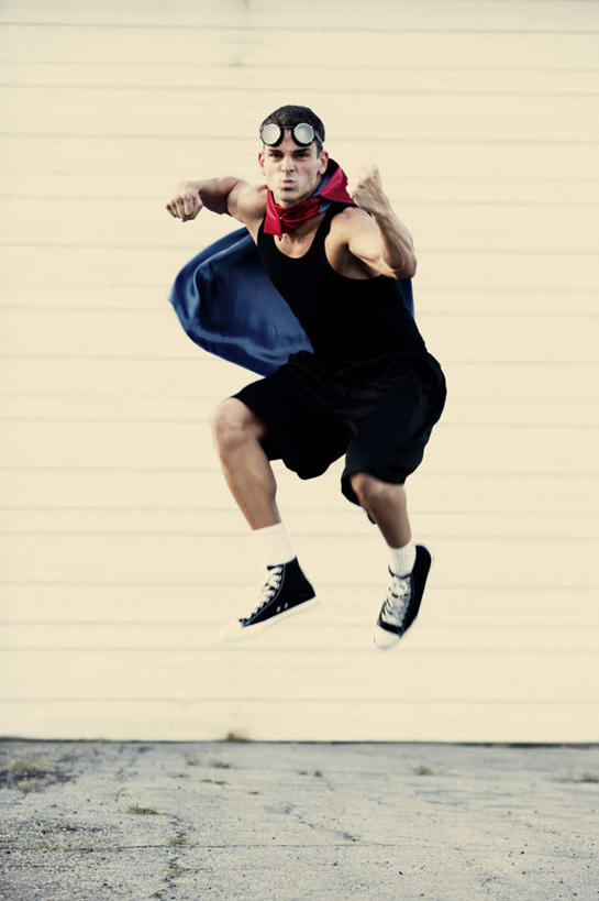 西方人,一个人,站,跳,举,竖图,室外,白天,正面,欧洲,欧洲人,仅一个男性,仅一个人,服装,半空,扭头,注视,休闲装,仅一个年轻男性,衣服,红色,观察,看,托,站着,转头,休闲,休闲服,服饰,观看,察看,关注,斗篷,大氅,男人,男性,年轻男性,白种人,举起,举手,举着,跳跃,向上举,向上伸,向上托,站立,彩图,全身