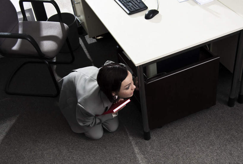 西方人,一个人,办公室,跪,横图,俯视,室内,白天,衬衫,西装,电脑,显示器,鼠标,键盘,桌子,椅子,欧洲,欧洲人,仅一个年轻女性,仅一个女性,仅一个人,握,套装,正装,网络,办公桌,领带,拿,拎,拿着,注视,职业装,输入设备,通讯设备,会议椅,观察,看,台式电脑,握着,观看,惊恐,办公椅,察看,关注,通信设备,惊慌,恐慌,输出设备,商务椅,培训椅,惊骇,年轻女性,女人,女性,白种人,跪着,彩图,高角度拍摄,全身,衬衣,拎着