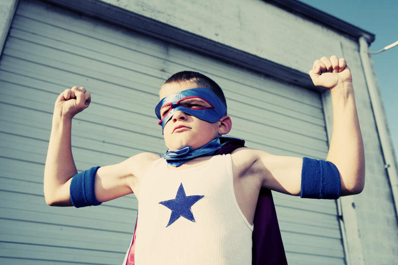 西方人,儿童,一个人,站,举,横图,室外,白天,仰视,门,欧洲,欧洲人,仅一个男性,仅一个人,透明,仓库,注视,小孩,蓝色,观察,看,托,站着,仅一个小孩,眼罩,观看,正义,察看,关注,超人,理智,沉静,冷色,超级英雄,英雄,超能力,高深,公理,冷淡,男孩,男人,男性,白种人,孩子,举起,举手,举着,向上举,向上伸,向上托,站立,半身,彩图,低角度拍摄,男生,堆栈