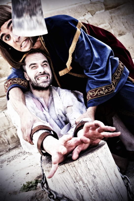 西方人,两个人,竖图,室外,白天,正面,残酷,石头,欧洲,欧洲人,切开,弯腰,工具,墙,树桩,倾斜,注视,墙壁,墙面,树,树干,观察,看,切,木桩,观看,皮带,害怕,狰狞,察看,按住,胆怯,关注,斧头,歪斜,剖面,切面,弯身,斧子,畏惧,暴虐,残暴,惨酷,严酷,男人,男性,年轻男性,白种人,半身,彩图