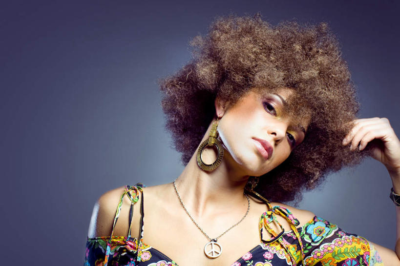 西方人,一个人,站,举,横图,室内,白天,正面,项链,欧洲,欧洲人,仅一个年轻女性,仅一个女性,仅一个人,倾斜,注视,装饰品,耳环,饰品,首饰,观察,看,托,站着,摄影,影棚,观看,察看,关注,歪斜,耳饰,格式,年轻女性,女人,女性,白种人,卷发,花式,举起,举手,举着,向上举,向上伸,向上托,站立,半身,彩图,影棚拍摄,拍摄