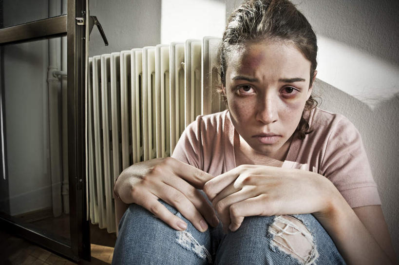 西方人,儿童,一个人,蹲,横图,室内,白天,正面,T恤衫,门,欧洲,欧洲人,仅一个女性,仅一个人,阴影,裤子,沮丧,反射,影子,T恤,注视,牛仔裤,小孩,门框,观察,看,仅一个小孩,观看,害怕,察看,暴力,胆怯,关注,懊丧,丧气,畏惧,暖气片,女孩,女人,女性,白种人,孩子,蹲着,半身,彩图,女生