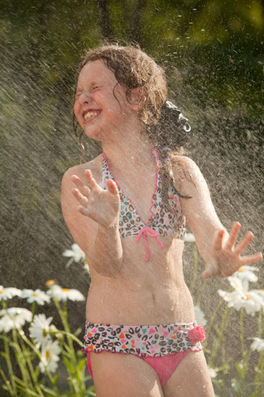 西方人,儿童,一个人,站,闭眼,笑,微笑,露齿笑,竖图,室外,白天,正面,泳装,比基尼,花海,花圃,水,植物,叶子,欧洲,欧洲人,仅一个女性,仅一个人,朦胧,模糊,盛开,液体,水滴,花蕾,喷水,花,花瓣,花朵,花卉,鲜花,小孩,绿色,花丛,花束,花田,花苞,花蕊,站着,仅一个小孩,女孩,女人,女性,白种人,孩子,卷发,闭眼睛,闭着眼,闭着眼睛,站立,半身,彩图,三点式,泳衣,女生