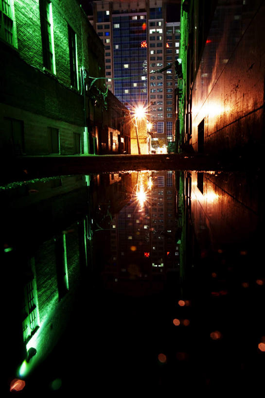 无人,竖图,室外,夜晚,正面,度假,河流,石头,美景,水,窗户,落地窗,城市风光,城市,路灯,照明,加拿大,石子,墙,河水,景观,水流,天桥,桥,灯光,娱乐,玻璃窗,墙壁,墙面,灯,倒影,享受,休闲,景色,放松,人行桥,照亮,倒映,北美,北美洲,照明设备,美洲,阿尔伯塔省,阿尔伯塔,北亚美利加洲,亚美利加洲,艾伯塔,艾伯塔省,卡尔加里,反照,石块,彩图,高楼,卡城