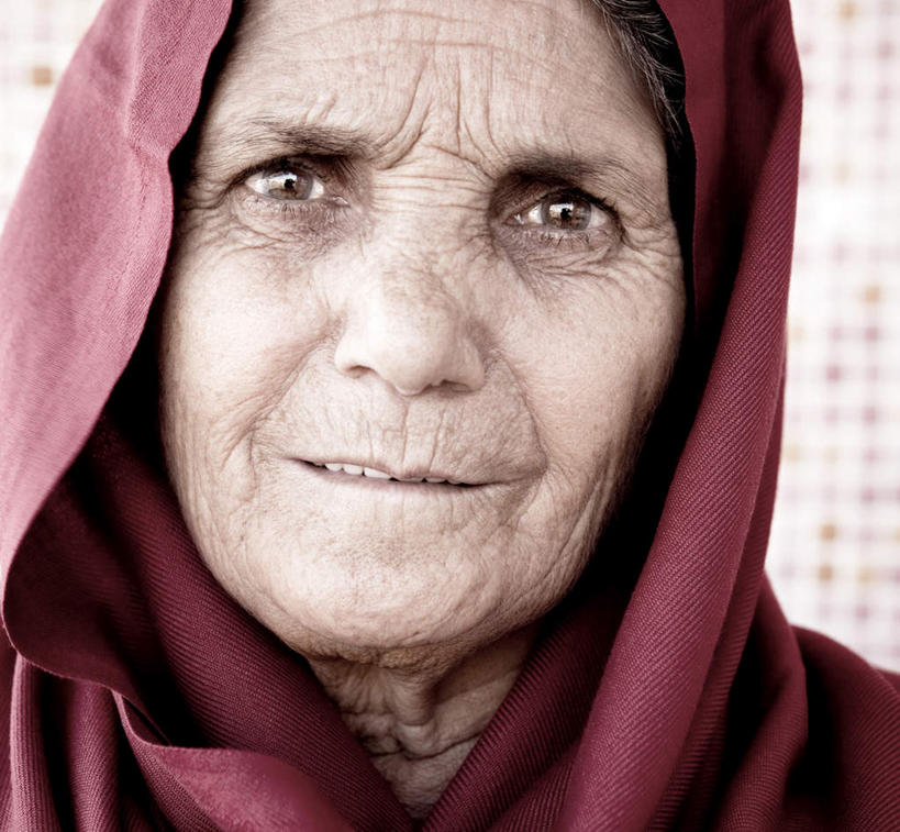 东方人,一个人,笑,微笑,露齿笑,横图,室内,特写,白天,正面,兴奋,热情,亚洲,仅一个女性,仅一个人,朦胧,模糊,开放,注视,黄种人,老人,红色,观察,看,健康,温暖,奔放,活力,积极,激情,仅一个老年女性,朝气,观看,暖色,吉祥,察看,生命,关注,饱满,革命,热烈,赤色,充实,斗志,喜气,主动,白叟,阿拉伯,老年女性,女人,女性,亚洲人,半身,彩图,欢乐