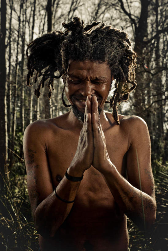 西方人,胡须,一个人,站,闭眼,竖图,室外,白天,正面,树林,植物,欧洲,非洲,黑人,欧洲人,仅一个男性,仅一个人,朦胧,模糊,裸露,树,树木,拾荒者,仅一个年轻男性,绿色,自然,站着,乞丐,生长,成长,赤裸,裸,乞讨,叫花子,叫化子,男人,男性,年轻男性,非洲人,胡子,卷发,小胡子,闭眼睛,闭着眼,闭着眼睛,站立,半身,彩图