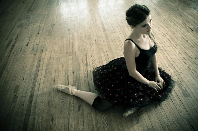 西方人,一个人,跳舞者,健身房,坐,横图,俯视,室内,白天,裙子,地板,鞋子,欧洲,欧洲人,仅一个年轻女性,仅一个女性,仅一个人,连衣裙,地面,注视,木地板,观察,看,短裙,观看,吊带裙,察看,舞鞋,关注,芭蕾舞鞋,芭蕾鞋,舞蹈室,舞蹈房,练功房,芭蕾舞裙,芭蕾裙,足尖鞋,年轻女性,女人,女性,白种人,舞蹈家,舞蹈演员,舞者,坐着,彩图,高角度拍摄,全身,健身馆