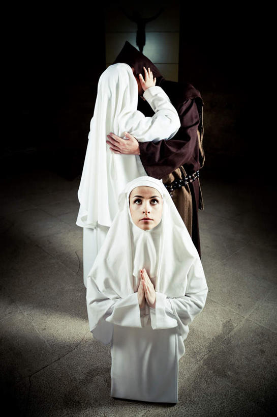 西方人,三个人,站,跪,吻,竖图,室内,白天,正面,欧洲,欧洲人,祝福,注视,虔诚,观察,看,祈祷,双手合十,站着,观看,察看,关注,感谢,合十礼,合掌礼,合十,莲华合掌,感恩,男人,男性,年轻男性,年轻女性,女人,女性,白种人,修女,跪着,亲,亲吻,站立,彩图,全身,修女服