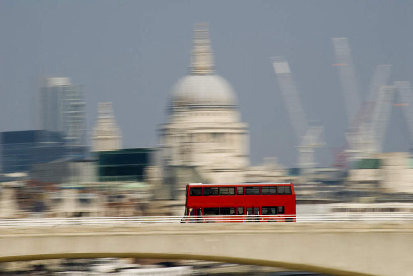 无人,横图,室外,白天,正面,旅游,度假,名胜古迹,标志建筑,大桥,地标,建筑,立交桥,桥梁,公共汽车,英国,欧洲,伦敦,模糊,遗迹,高架,斜拉桥,桥,巴士,公交车,首都,古迹,文物,娱乐,建设,古建筑,圣保罗大教堂,双层巴士,车,蓝色,蓝天,天空,交通工具,天,享受,休闲,旅游胜地,放松,晴朗,西欧,载具,大不列颠,古文明,世界文化遗产,大不列颠及北爱尔兰联合王国,万里无云,大不列颠联合王国,日不落英帝国,双层公共汽车,雾都,含糊,恍惚,模胡,依稀,隐约,晴空,晴空万里,彩图
