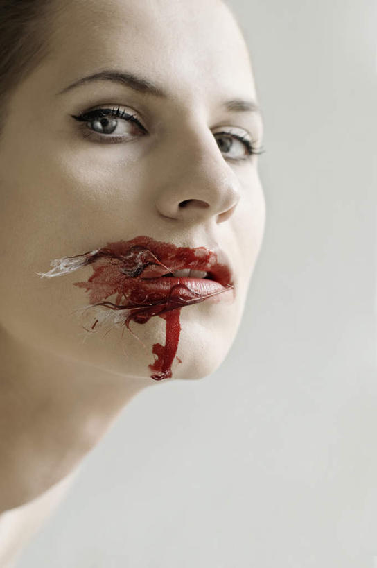 西方人,嘴,一个人,竖图,室内,特写,白天,白色背景,侧面,性感,欧洲,欧洲人,仅一个年轻女性,仅一个女性,仅一个人,血,注视,红色,观察,看,血液,诱惑,吸,摄影,影棚,观看,勾引,察看,关注,吸血鬼,引诱,尤物,年轻女性,女人,女性,白种人,嘴巴,嘴唇,半身,彩图,影棚拍摄,拍摄,佳丽,丽人,美人