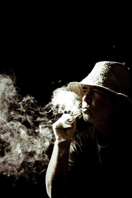 西方人,一个人,吸烟,竖图,室内,白天,侧面,香烟,帽子,欧洲,欧洲人,仅一个男性,仅一个人,戴,黑色背景,注视,观察,看,仅一个老年男性,烟,摄影,影棚,观看,一支,戴着,察看,关注,一顶,老年男性,男人,男性,白种人,卷烟,烟草,纸烟,抽烟,半身,彩图,影棚拍摄,拍摄