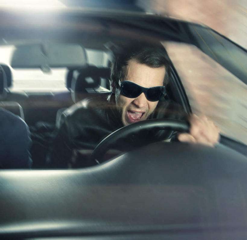 西方人,一个人,坐,横图,室外,白天,侧面,汽车,欧洲,欧洲人,仅一个男性,仅一个人,一副,一辆,戴,握,透明,挡风玻璃,墨镜,眼镜,注视,车,仅一个年轻男性,方向盘,太阳镜,太阳眼镜,交通工具,轿车,观察,看,遮阳镜,握着,观看,戴着,察看,关注,载具,通明,男人,男性,年轻男性,白种人,坐着,半身,彩图