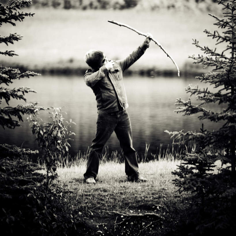 西方人,一个人,站,方图,阶调图片,室外,白天,侧面,湖,湖泊,水,植物,欧洲,欧洲人,仅一个男性,仅一个人,仅一个中年男性,一把,朦胧,模糊,平静,弓箭,湖面,水流,水面,注视,树,树木,湖水,观察,看,站着,生长,成长,观看,宁静,察看,关注,拉弓,男人,男性,中年男性,白种人,站立,彩图,全身