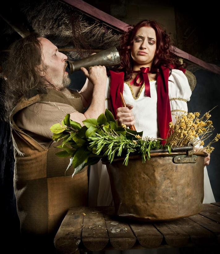 西方人,两个人,站,竖图,室内,白天,正面,桌子,蔬菜,欧洲,欧洲人,一张,握,新鲜,木制,食品,拿,拿着,喇叭,食物,一个,话筒,木制品,站着,握着,有机食品,绿色食品,单个,放置,搁置,安排,传声筒,叫喊,腻烦,讨厌,厌烦,叫唤,叫嚷,老年男性,男人,男性,年轻女性,女人,女性,白种人,站立,半身,彩图