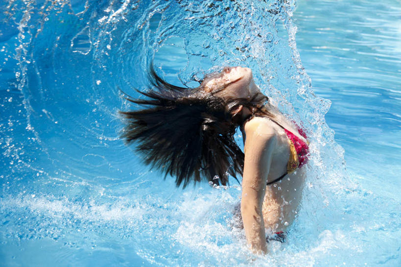 西方人,头发,一个人,站,闭眼,横图,室外,白天,侧面,泳装,比基尼,旅游,度假,性感,美景,欧洲,欧洲人,仅一个年轻女性,仅一个女性,仅一个人,景观,水中,娱乐,红色,自然,海水,站着,享受,休闲,景色,放松,诱惑,勾引,自然风光,引诱,尤物,年轻女性,女人,女性,白种人,闭眼睛,闭着眼,闭着眼睛,站立,半身,彩图,三点式,泳衣,甩,佳丽,丽人,美人