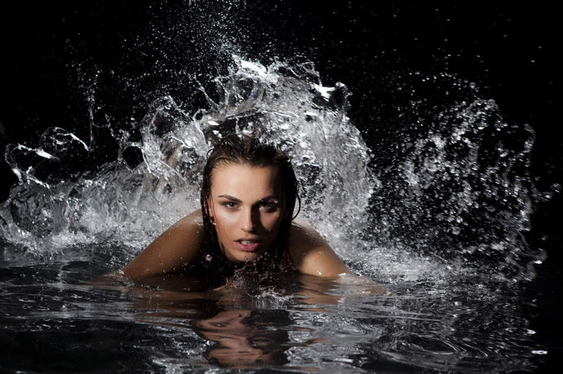 游泳,西方人,一个人,横图,室外,白天,正面,欧洲,欧洲人,仅一个年轻女性,仅一个女性,仅一个人,飞溅,溅,液体,水滴,水中,注视,水珠,观察,看,观看,察看,关注,喷洒,尤物,年轻女性,女人,女性,白种人,半身,彩图,佳丽,丽人,美人