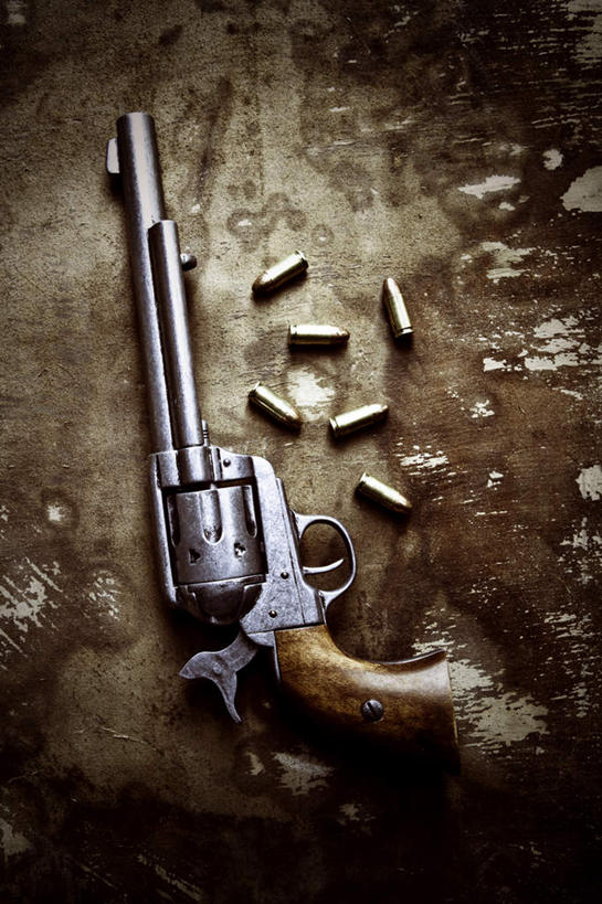 无人,竖图,俯视,室内,特写,白天,竞争,桌面,桌子,静物,对抗,阴影,冲突,反射,木制,影子,破坏,木制品,武器,战争,手枪,子弹,损坏,攻击,威胁,对立,矛盾,兵器,防御,枪弹,敌对,挫败,斗争,抗拒,抗衡,杀伤,威慑,危险,彩图,高角度拍摄