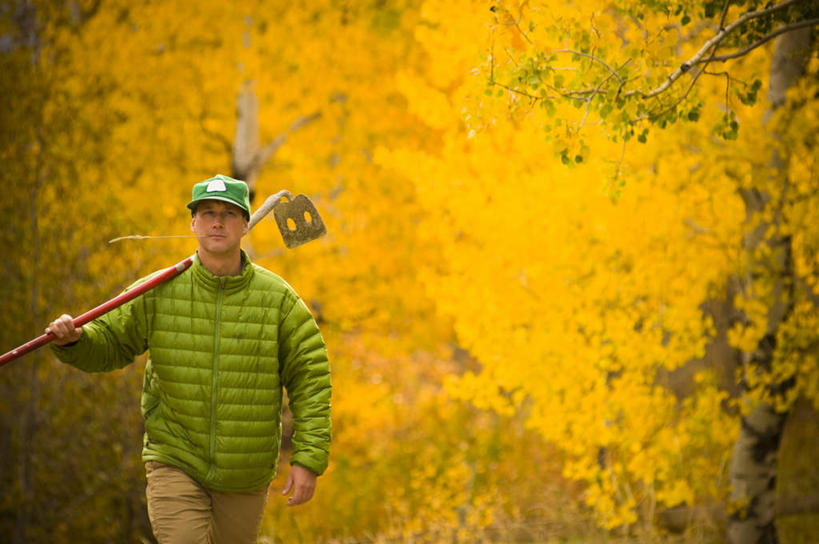 西方人,手,背,一个人,走,横图,室外,白天,正面,树林,植物,帽子,欧洲,欧洲人,仅一个男性,仅一个人,握,阴影,新鲜,透明,光线,影子,辉煌,拿,拿着,树,树木,仅一个年轻男性,黄色,绿色,阳光,遮阳帽,背着,健康,手部,握着,活泼,生长,成长,青春,希望,暖色,锄头,生命,和平,安详,光辉,棉袄,背负,光明,冷色,功名,轻快,男人,男性,年轻男性,白种人,步行,散步,走路,半身,彩图