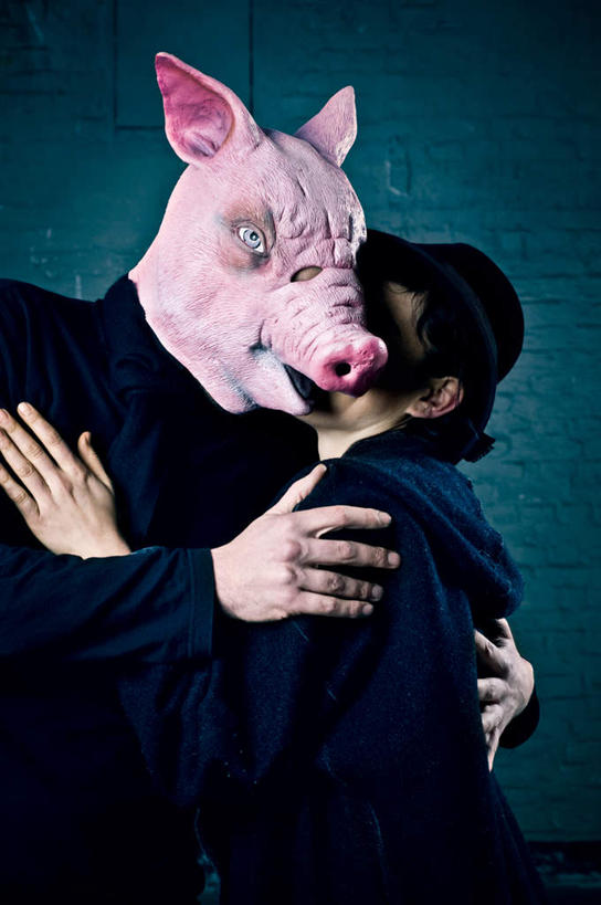 西方人,手,两个人,站,抱,笑,摸,微笑,竖图,室内,白天,正面,帽子,欧洲,欧洲人,抚摸,阴影,服装,反射,面具,影子,墙,礼帽,墙壁,墙面,衣服,站着,手部,服饰,抱着,搂着,衣着,穿着,猪头,衣饰,男人,男性,年轻男性,年轻女性,女人,女性,白种人,触摸,怀抱,接触,搂,搂抱,相抱,拥抱,站立,半身,彩图