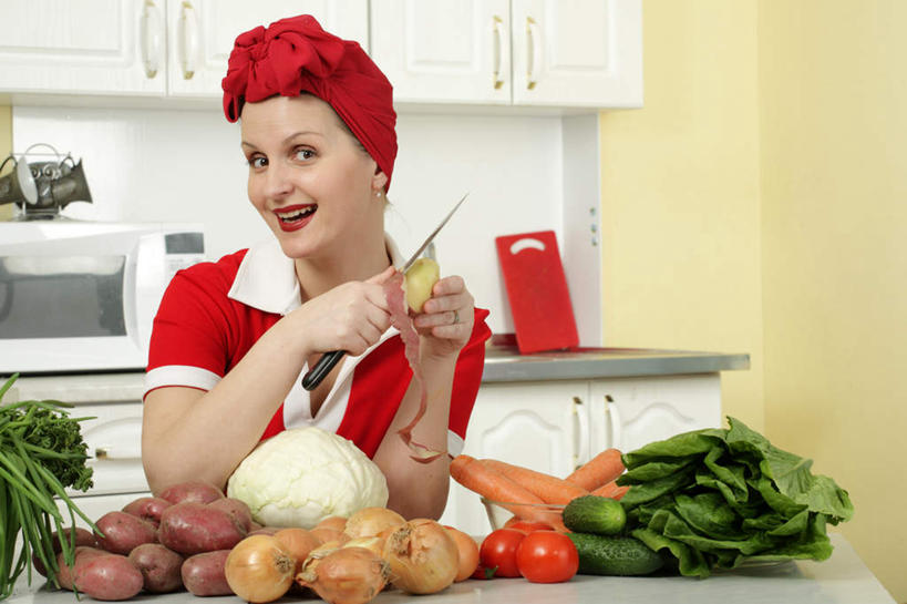 西方人,手,一个人,站,笑,微笑,露齿笑,横图,室内,白天,正面,兴奋,热情,餐桌,厨房,桌子,萝卜,胡萝卜,黄瓜,姜,蔬菜,西红柿,洋葱,椰菜,卷心菜,金属制品,欧洲,欧洲人,仅一个年轻女性,仅一个女性,仅一个人,握,阴影,服装,新鲜,反射,金属,工具,头巾,影子,食品,案板,刀具,开放,拿,削,拿着,注视,休闲装,砧板,食物,衣服,红色,橱柜,刀,看,站着,休闲,健康,温暖,手部,休闲服,甘蓝,奔放,活力,积极,激情,握着,服饰,朝气,有机食品,绿色食品,餐台,观看,暖色,吉祥,生命,关注,菜刀,饱满,切菜刀,革命,热烈,赤色,充实,斗志,喜气,主动,年轻女性,女人,女性,白种人,圆葱,洋葱头,生姜,球葱,青瓜,老姜,结球甘蓝,胡瓜,红萝卜,甘荀,甘兰,番茄,包心菜,站立,半身,彩图,欢乐,灶间