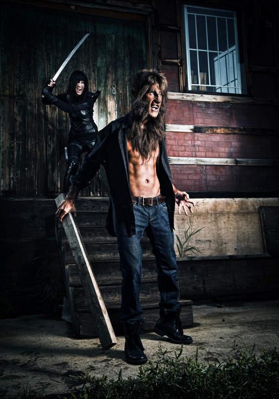 西方人,手,两个人,站,竖图,室外,白天,正面,竞争,草地,草坪,植物,楼梯,门,欧洲,欧洲人,对抗,握,阴影,服装,裤子,冲突,反射,影子,阶梯,墙,刀具,拿,拿着,牛仔裤,休闲装,破坏,墙壁,墙面,台阶,草,衣服,绿色,门框,刀,站着,休闲,手部,休闲服,武器,战争,握着,服饰,打架,损坏,攻击,威胁,对立,矛盾,兵器,打斗,防御,凶恶,狼人,斗殴,敌对,挫败,斗争,抗拒,抗衡,凶险,凶器,杀伤,威慑,阴险,狠毒,横暴,泼辣,肆虐,凶暴,凶横,暴虐,残暴,残忍,危险,凶残,凶狠,男人,男性,年轻男性,白种人,站立,彩图,全身,匕首