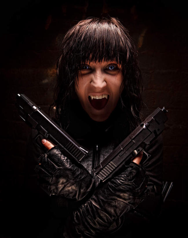 西方人,手,一个人,站,双手交叉,竖图,室内,白天,正面,神秘,欧洲,欧洲人,仅一个年轻女性,仅一个女性,仅一个人,握,阴影,服装,反射,枪,影子,拿,拿着,衣服,黑色,手套,站着,张嘴,手部,握着,服饰,严肃,双手抱胸,衣着,庄重,穿着,凶恶,吸血鬼,张大嘴巴,含蓄,凶险,沉静,阴险,衣饰,中间色,狠毒,横暴,泼辣,肆虐,凶暴,凶横,暴虐,残暴,残忍,凶残,凶狠,年轻女性,女人,女性,白种人,张开嘴,站立,半身,彩图