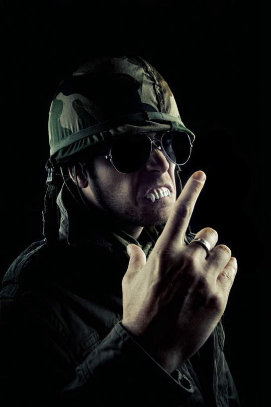 西方人,脸,头,脸颊,一个人,站,竖图,室内,特写,白天,正面,帽子,欧洲,欧洲人,仅一个男性,仅一个人,阴影,服装,反射,测量,墨镜,头盔,眼镜,影子,注视,休闲装,仅一个年轻男性,衣服,安全帽,太阳镜,太阳眼镜,观察,看,手势,站着,张嘴,休闲,休闲服,遮阳镜,竖,服饰,观看,翘,察看,食指,关注,吸血鬼,尺寸,张大嘴巴,丈量,数量,男人,男性,年轻男性,白种人,大拇指,头部,脸部,脸蛋,面部,张开嘴,站立,半身,彩图