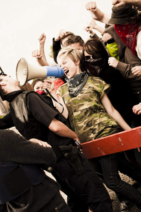 西方人,栏杆,站,举,闭眼,竖图,室外,白天,正面,欧洲,欧洲人,握,阴影,服装,裤子,装饰,光线,影子,围栏,地面,许多人,拿,拿着,牛仔裤,休闲装,喇叭,护栏,衣服,阳光,围巾,托,站着,张嘴,一群人,休闲,温暖,休闲服,握着,服饰,围脖,保暖,华丽,点缀,御寒,张大嘴巴,衬托,美观,雅致,雅观,白种人,张开嘴,闭眼睛,闭着眼,闭着眼睛,举起,举手,举着,向上举,向上伸,向上托,站立,半身,彩图