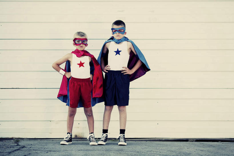 西方人,儿童,两个人,伙伴,朋友,站,横图,俯视,室外,白天,友谊,门,道路,路,公路,欧洲,欧洲人,阴影,服装,光线,影子,墙,地面,交通,注视,休闲装,手叉腰,墙壁,墙面,小孩,衣服,阳光,门框,叉腰,看,站着,休闲,休闲服,眼罩,服饰,正义,双手叉腰,关注,超人,斗篷,超级英雄,英雄,超能力,公理,友情,男孩,男人,男性,白种人,马路,站立,半身,彩图,高角度拍摄,男生