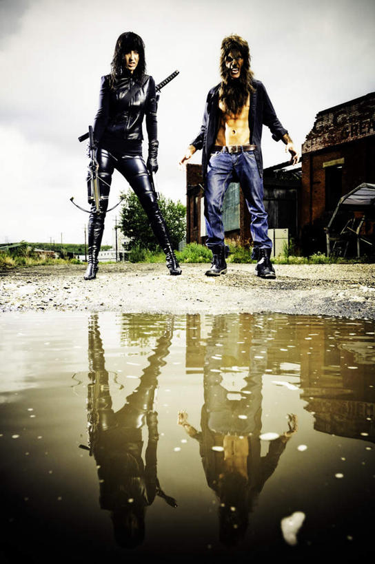 西方人,两个人,站,竖图,室外,白天,仰视,欧洲,欧洲人,阴影,光线,影子,河岸,小路,注视,巷子,倒影,阳光,观察,看,站着,观看,察看,倒映,恐怖,关注,吸血鬼,狼人,可怕,可骇,伤害,反照,恐惧,危险,男人,男性,年轻男性,年轻女性,女人,女性,白种人,站立,彩图,低角度拍摄,全身